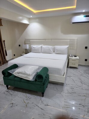 エグゼクティブ シングルルーム | エジプト綿のシーツ、高級寝具、羽毛の掛け布団、テンピュール