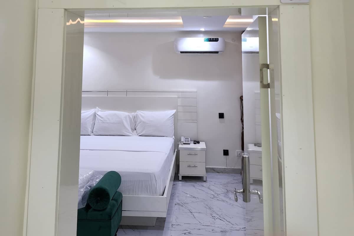 Deluxe Single Room | Egyptian cotton sheets, premium bedding, down comforters