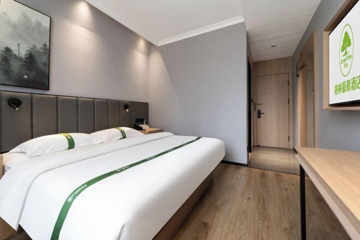 办公桌、遮光窗帘、熨斗/熨衣板、特色装修