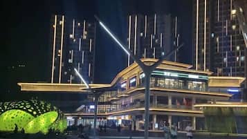 Un edificio moderno con estructura de varios niveles, iluminado con luz artificial.