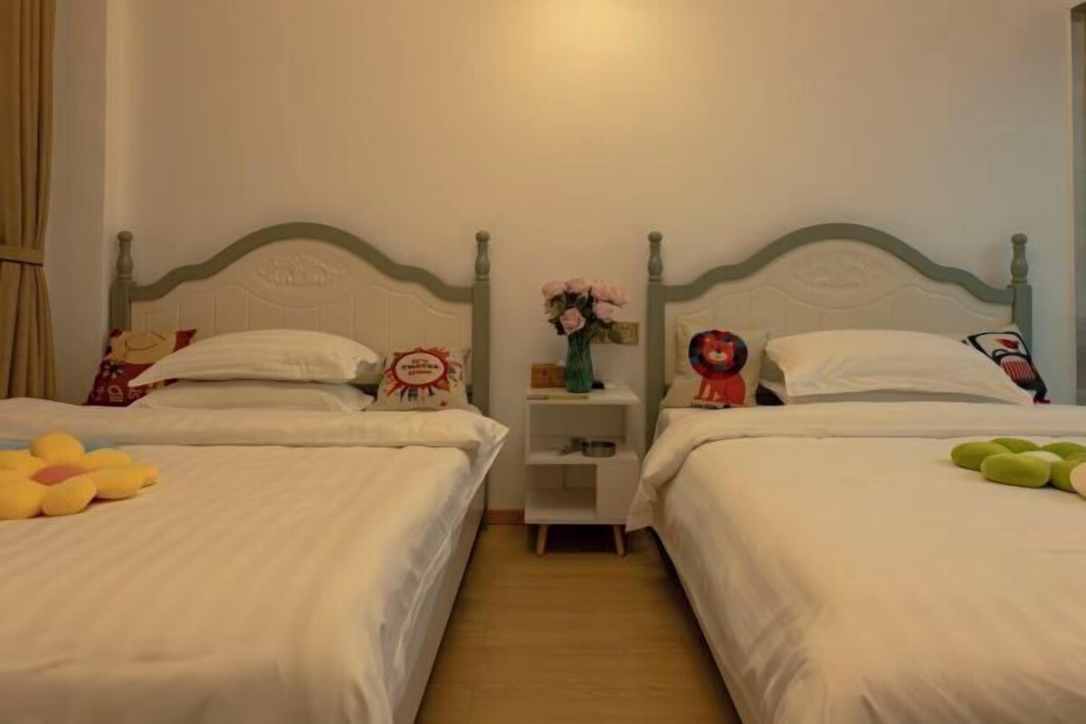 Edredón, escritorio, cortinas blackout y ropa de cama