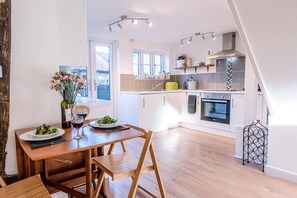 Microonde, forno, piano cottura, pentole/stoviglie/utensili