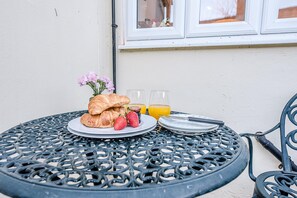 Outdoor dining - Button Cottage, Wickham Market (Woodbridge)