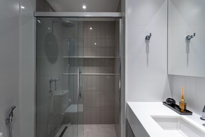 Apartment | Bathroom | Towels, toilet paper