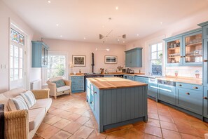 Microwave, oven, stovetop, dishwasher - Kingsfield House, Aldeburgh (Aldeburgh)