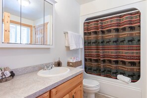 House (2 Bedrooms) | Bathroom | Combined shower/tub, towels - Henrys Post (Island Park)