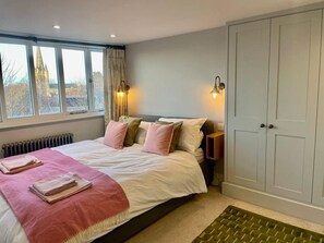 Apartamento, varias camas | 3 dormitorios, tabla de planchar con plancha, wifi gratis y ropa de cama