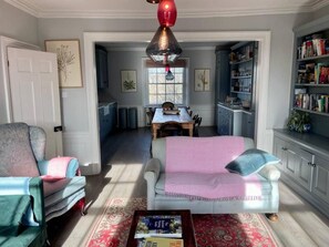 Departamento, varias camas | Área de sala de estar | Televisión 