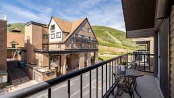 Condo, 2 Bedrooms | Property grounds