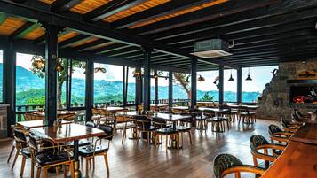 Se sirven desayunos, comidas, cenas y cocina turca con vista al jardín