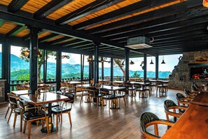 Se sirven desayunos y almuerzos; cocina turca; con vista al jardín