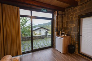 Vila Klasik, 1 kamar tidur, pemandangan gunung | Dapur pribadi | Lemari es kecil, ketel listrik, dan kursi makan untuk bayi