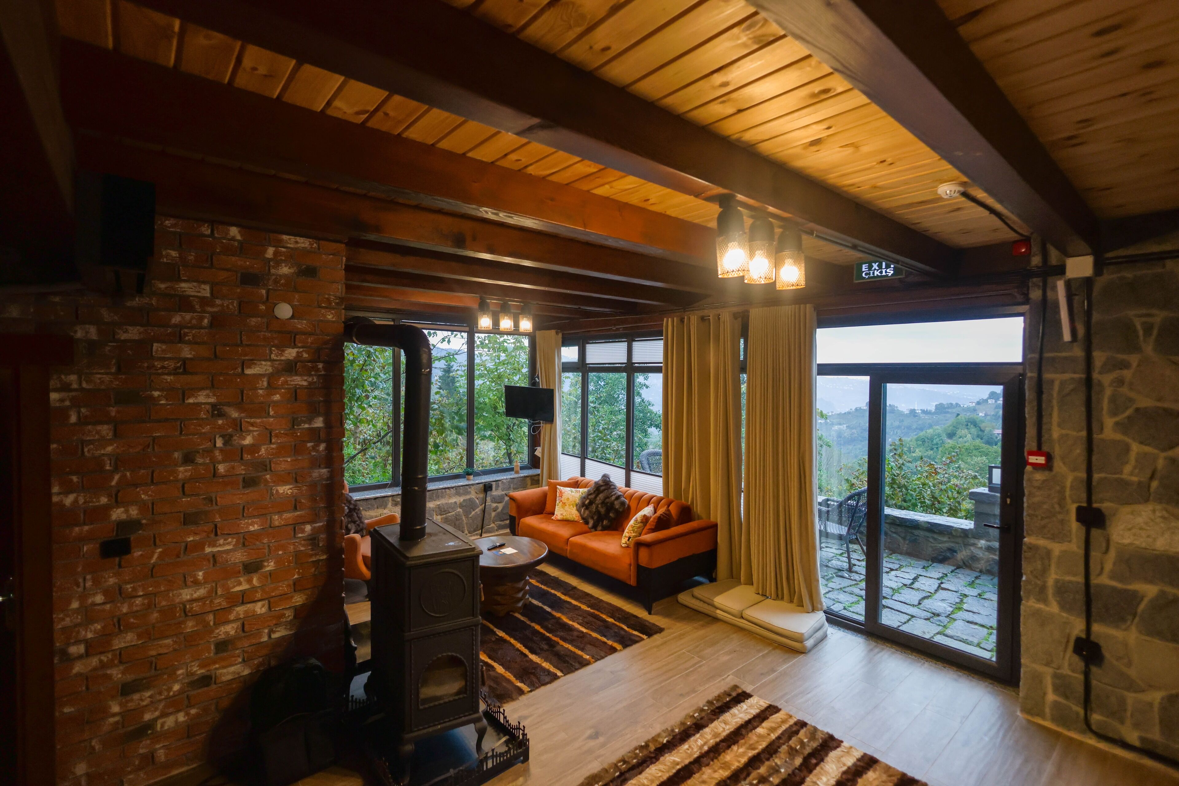 家庭別墅 | 起居區 | 22-吋智慧型電視、數位頻道、Netflix、首輪電影