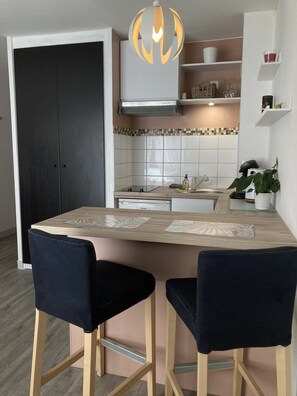 Kühlschrank, Mikrowelle, Herdplatte, Geschirrspüler