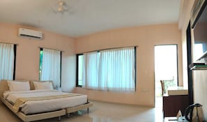 Studio Suite | Egyptian cotton sheets, premium bedding, desk, free WiFi - Chandan Van Club and Resort - Navsari (Navsari)