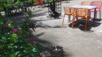 屋外ダイニングエリア