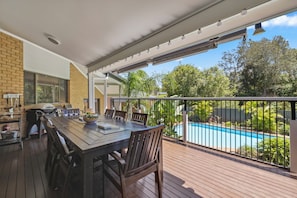 Outdoor dining - Diggers Beach Surf House, Pool, Pet Friendly, popular location (Coffs Harbour)