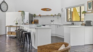 Kaffetrakter/tekoker, kjøleskap, mikrobølgeovn og ovn