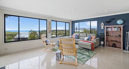 Lighthouse at Emerald Beach Amazing Ocean Views, Pet Friendly