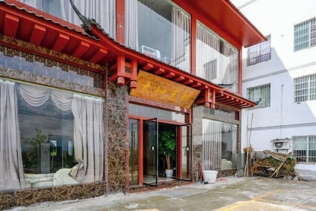 Exterior. Huaqiangu Hotel