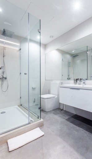 Shower, hair dryer, towels, soap - Makass Appart Hotel (Rabat)