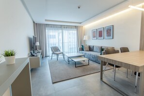 Leilighet – senior | Oppholdsområde | En 55-tommers smart-TV med kabel-kanaler samt TV og Netflix