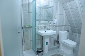 Family Quadruple Room | Bathroom | Shower, free toiletries, hair dryer, bathrobes - Renaissance Butik hotel (Samarkand)