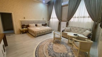 家庭四人房 | 迷你吧、办公桌、笔记本电脑工作区、免费 WiFi