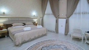 ميني بار ومكتب ومساحة عمل للكمبيوتر المحمول وواي فاي مجانًا