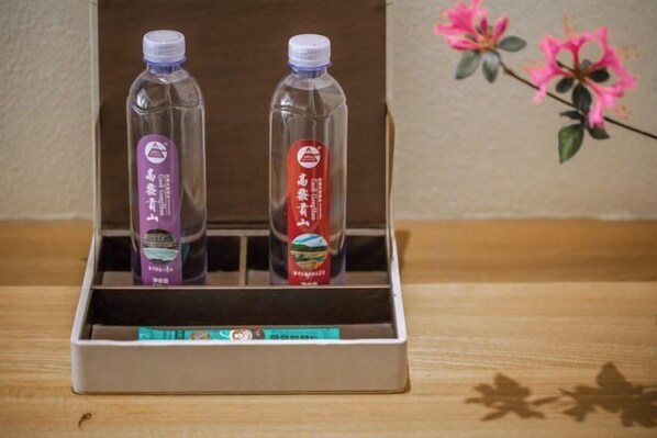 A wooden box with two bottles of water and a box of tea. - Rulai Yunshui Inn (Tengchong)
