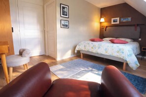 2 slaapkamers, een bureau, een strijkplank/strijkijzer, wifi