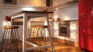 Refrigerador, microondas, horno y parrilla de estufa