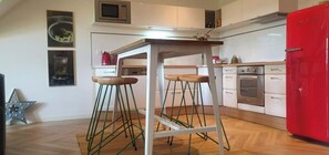 Fridge, microwave, oven, stovetop - Pomme d'Happy apartment in the heart of the countryside (Autheux)