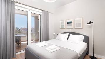 Habitación cuádruple de diseñador | Decoración personalizada, muebles diferentes y insonorización