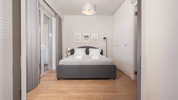 Habitación cuádruple de diseñador | Decoración personalizada, muebles diferentes y insonorización