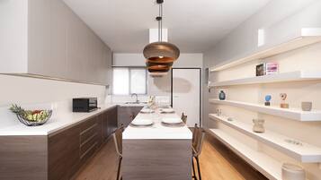 Habitación cuádruple de diseñador | Cocina privada | Refrigerador, horno, utensilios de cocina y isla de cocina