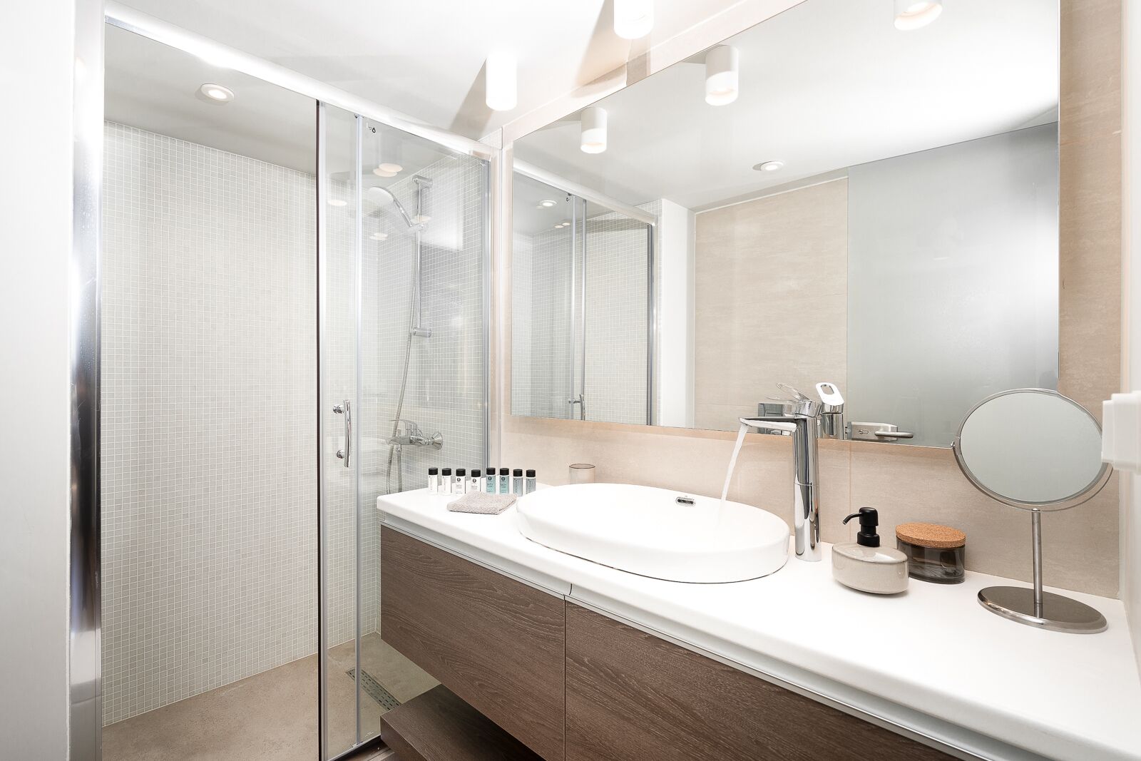 Design Quadruple Room | Bathroom