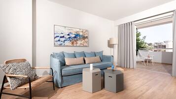 Habitación cuádruple de diseñador | Área de sala de estar | Televisión