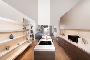 Design Quadruple Room | Private kitchen | Fridge, oven, cookware/dishes/utensils, kitchen islands - Blue Avra by A&D Properties (Markopoulo Mesogaias)