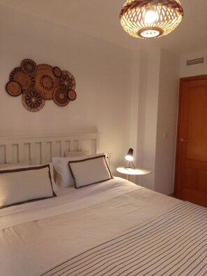 2 habitaciones, tabla de planchar con plancha y cuna de viaje 