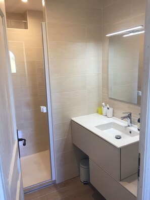 Dusche, Haartrockner, Handtücher, Seife