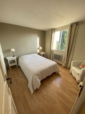 5 bedrooms, bed sheets