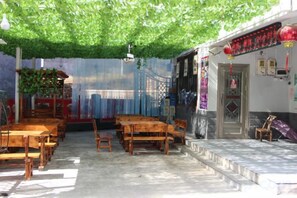 Outdoor dining - Guojia Courtyard Inn (Zhangjiajie)