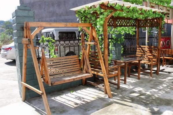 Outdoor dining - Guojia Courtyard Inn (Zhangjiajie)