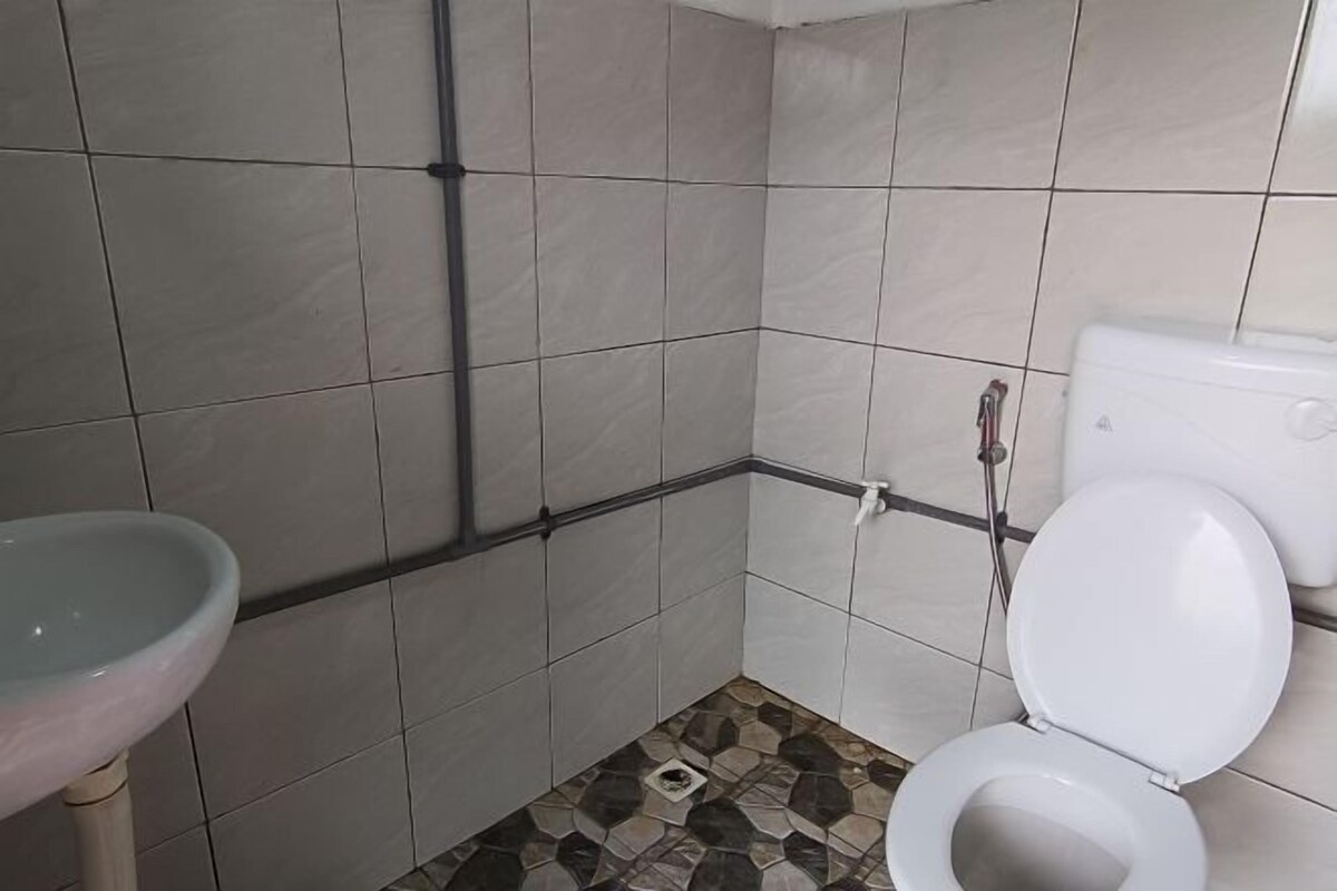 Bathroom | Shower, rainfall showerhead, bidet, towels
