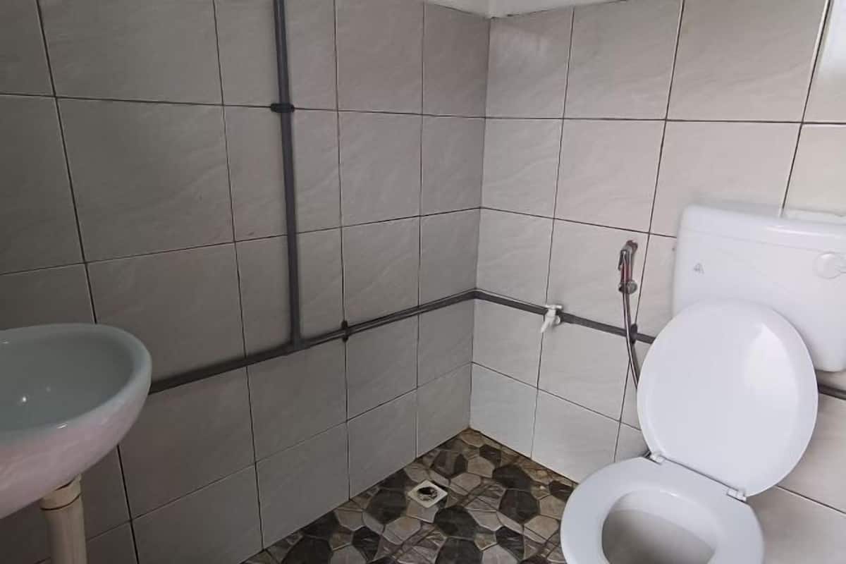 Bathroom | Shower, rainfall showerhead, bidet, towels