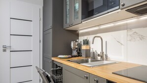 Kaffe- och tebryggare, mikrovågsugn, diskmaskin och grytor/köksredskap