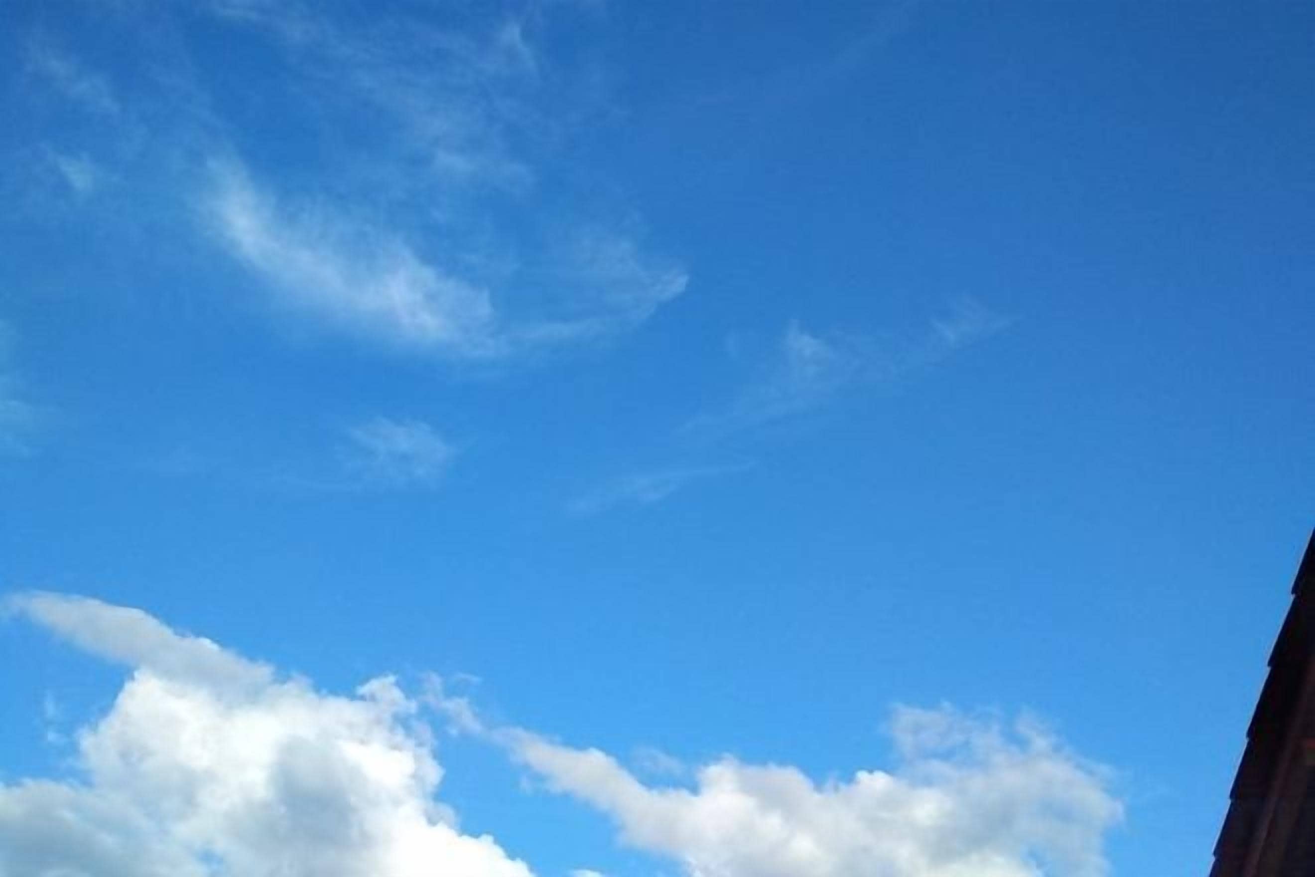 Un ciel bleu clair avec quelques nuages.