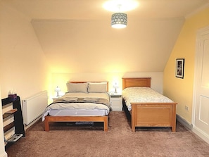 4 habitaciones, tabla de planchar con plancha y acceso a internet