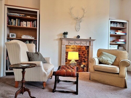 Spacious Retreat with River Views n/ Peak District